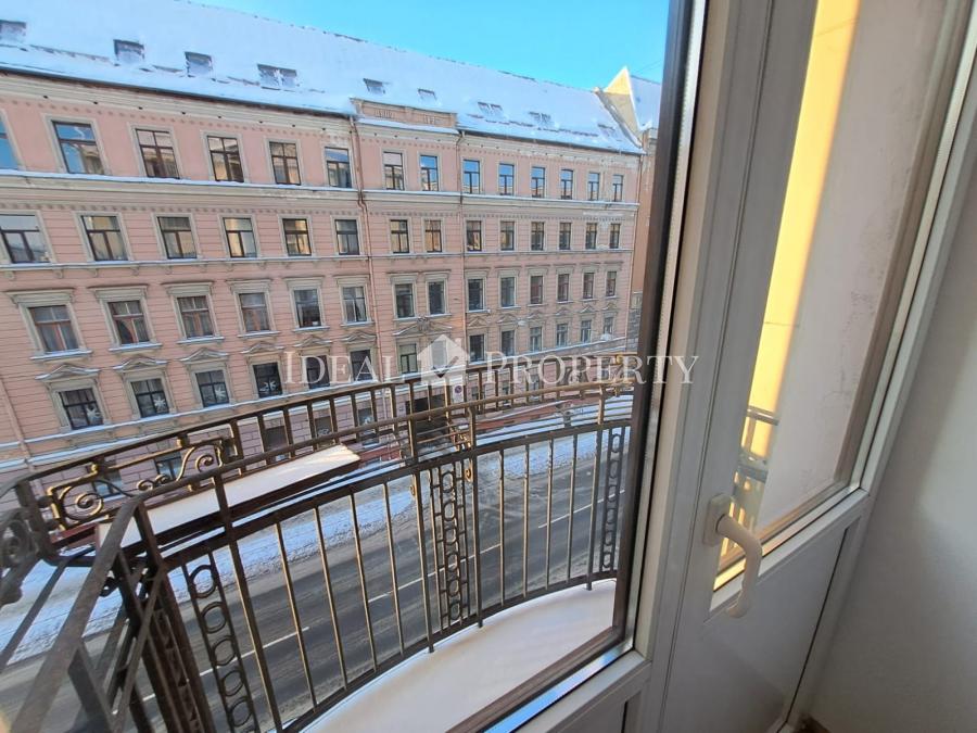 We offer far sale a 5-room apartment in a renovated house ar Gertrudes str.