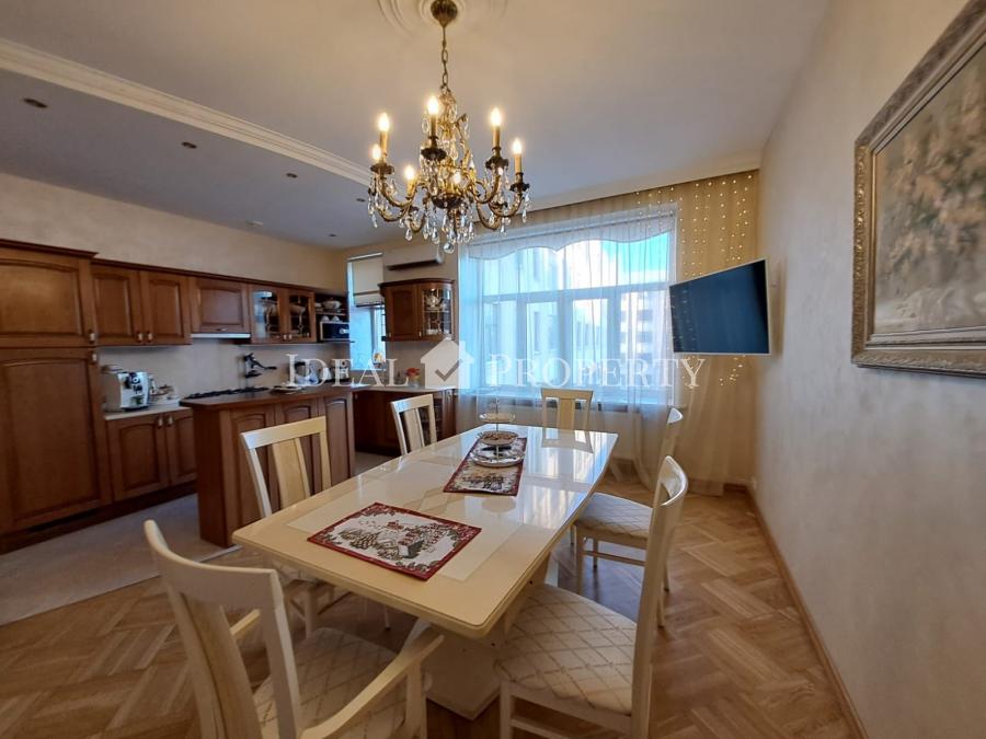 We offer far sale a 5-room apartment in a renovated house ar Gertrudes str.