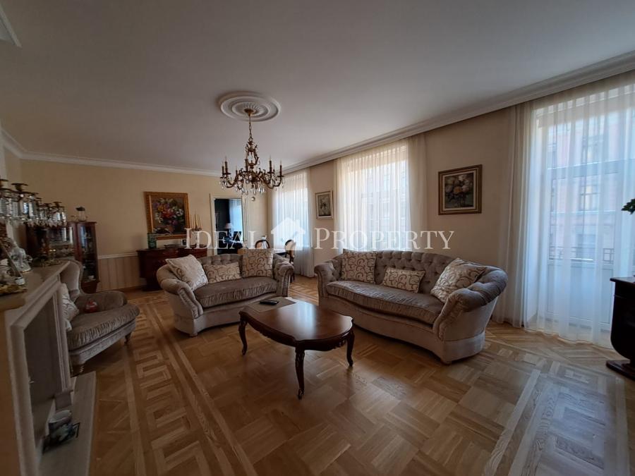 We offer far sale a 5-room apartment in a renovated house ar Gertrudes str.