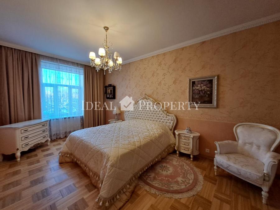 We offer far sale a 5-room apartment in a renovated house ar Gertrudes str.