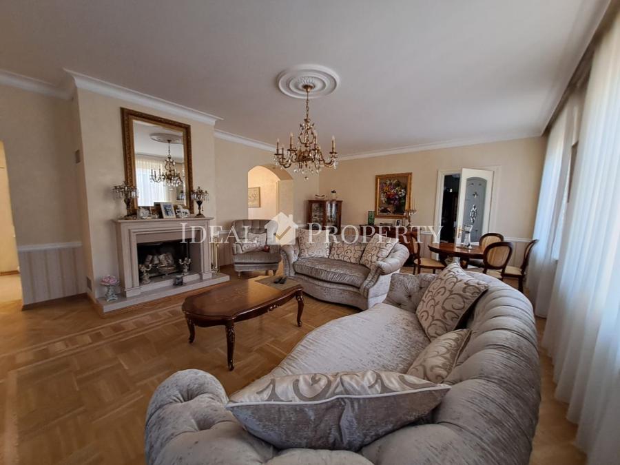 We offer far sale a 5-room apartment in a renovated house ar Gertrudes str.