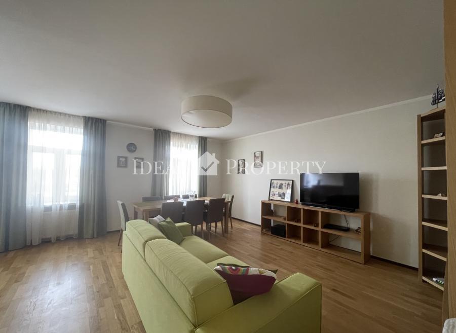 For long-term rent or for sale we offer a three-room apartment in the city center on the Terbatas str. 