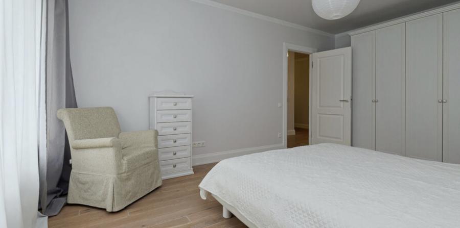 For sale furnished 3 rooms apartment a quiet center in a new building in the Futuris project. 