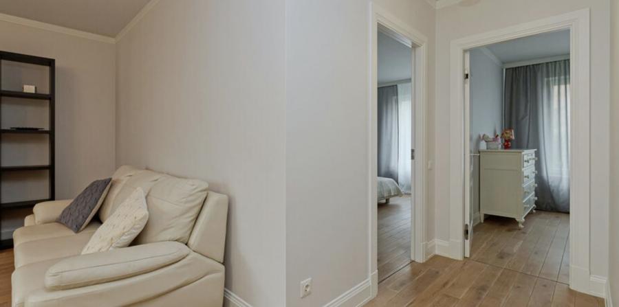 For sale furnished 3 rooms apartment a quiet center in a new building in the Futuris project. 