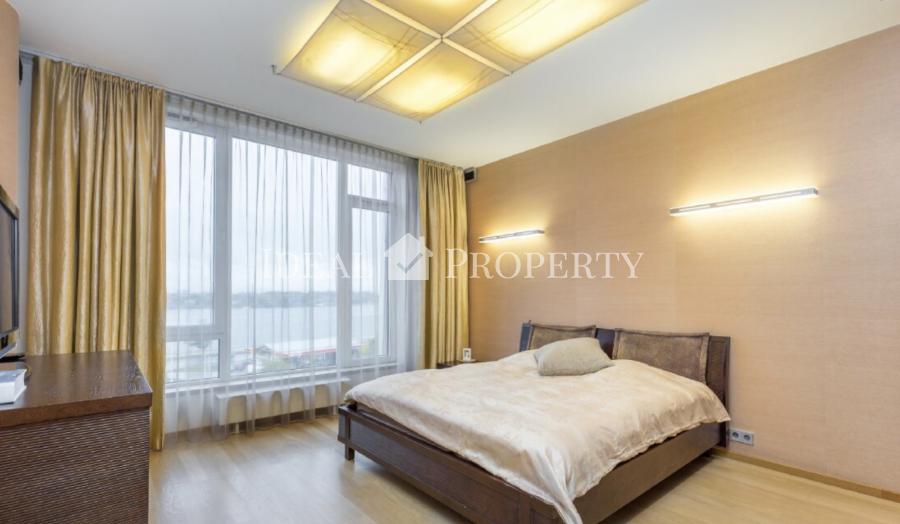 A superior 2-bedroom apartment  is situated in the cozy quiet part of Quite Center.