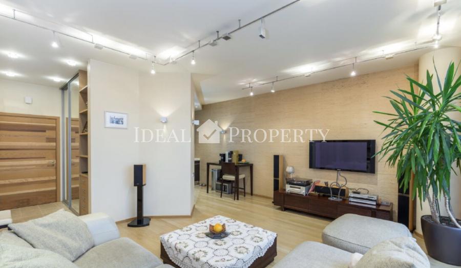 A superior 2-bedroom apartment  is situated in the cozy quiet part of Quite Center.