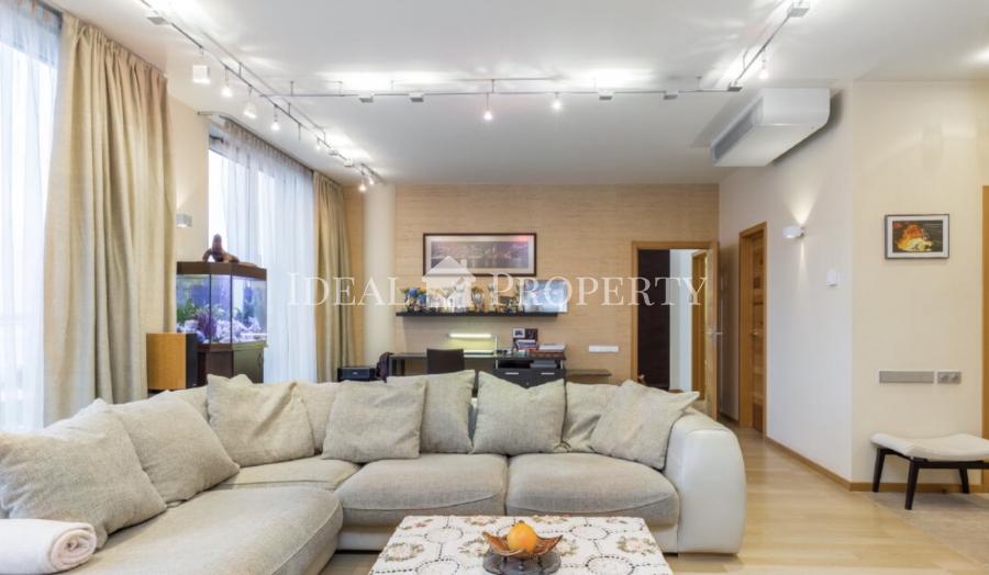 A superior 2-bedroom apartment  is situated in the cozy quiet part of Quite Center.