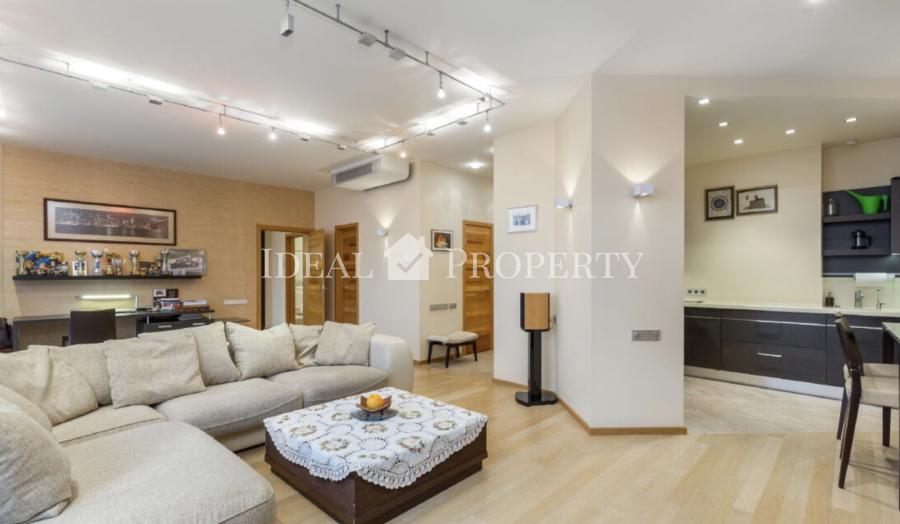 A superior 2-bedroom apartment  is situated in the cozy quiet part of Quite Center.