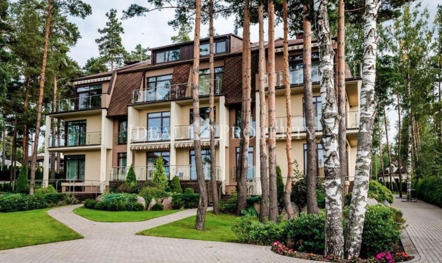 We offer for sale an exclusive, two-level apartment in an elite club house with a large green area and access to the lake.