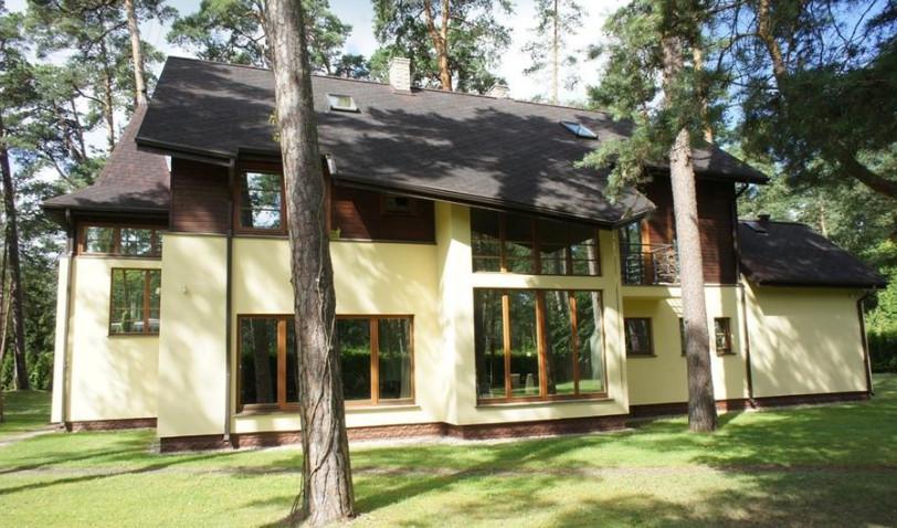 For sale spacious house in a quiet part of Jurmala, on Bulduru prospect.