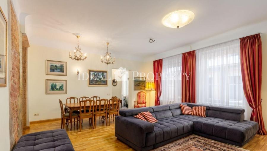 For rent a spacious 3-room apartment in the Old Town on a quiet street. 