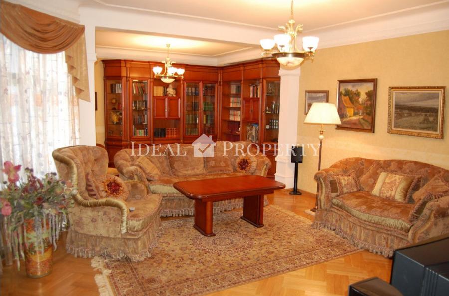 Five-room apartment in the Embassy area.