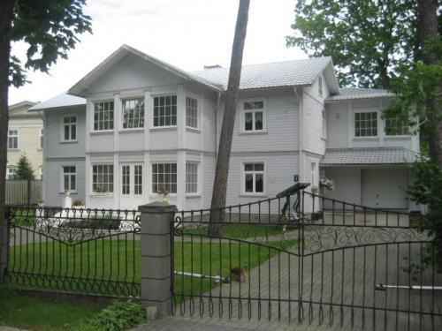 Сдаём красивый реконструированный дом в классическом стиле