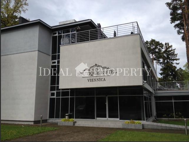 Pārdod jaunu viesnīcu Jūrmalā.