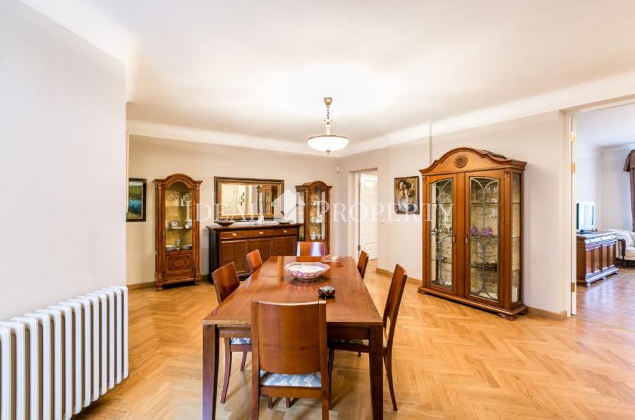 For long-term rent offered a spacious five-room apartment in the most prestigious district of Riga, on Albert Street.