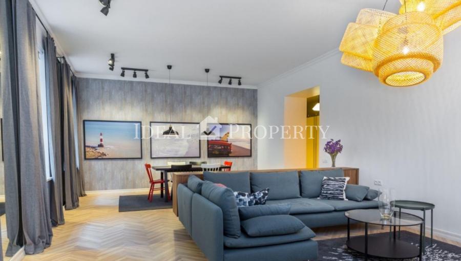 Spacious, beautiful apartment of 160m2 in a quiet center after renovation.