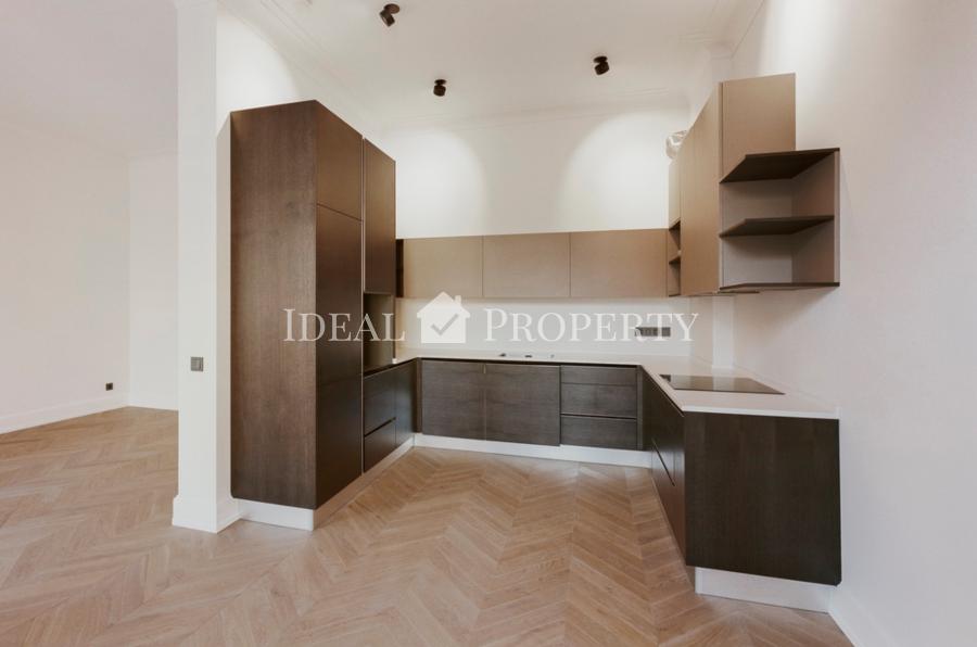 We offer for sale a new apartment in a renovated building in the city center.