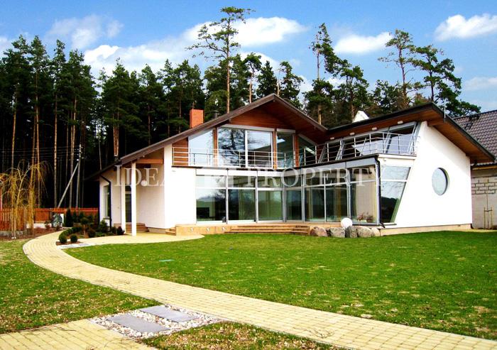 Privātmāja ar laivu piestātni Lielupes krastā.