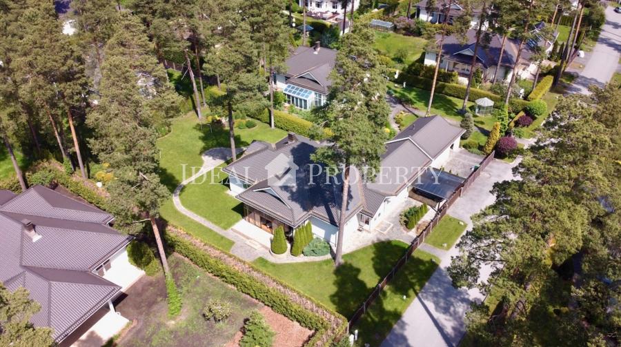 Lieliska māja prestižā ciematā Buciņi, 5 minūšu brauciena attālumā no Rīgas robežas.