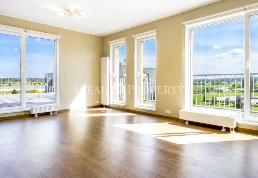 Трехкомнатная квартира с эксклюзивной террасой на крыше. С видом на гольф и парк.