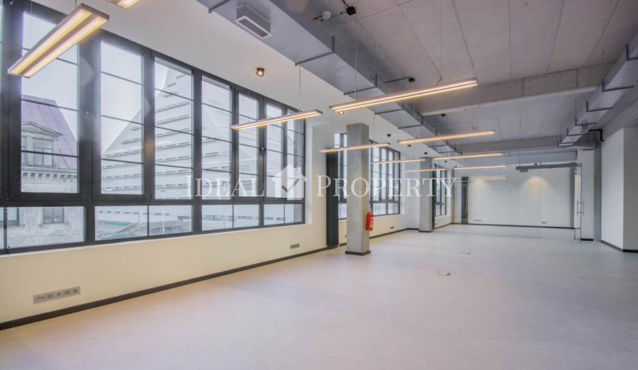 Birojs ar terasēm 57m2 platībā Daugavmalā Akmeņu ielā  biznesa centrā LOFT OFFICE .