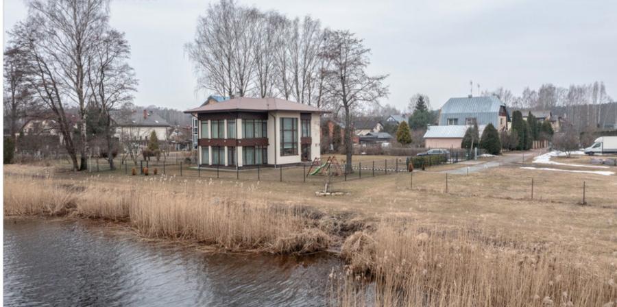 Piedāvāju ilgtermiņa īrei mājas pirmajā rindā ciematā 