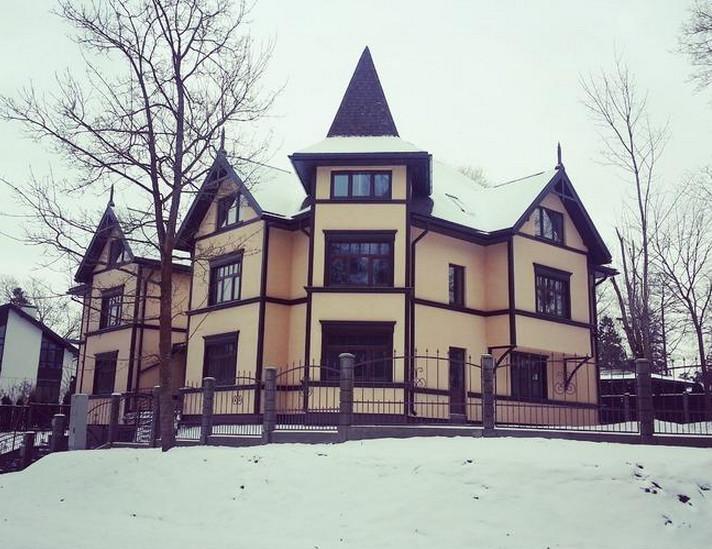 Дом расположен в очень красивом и зеленом жилом районе Дубулты