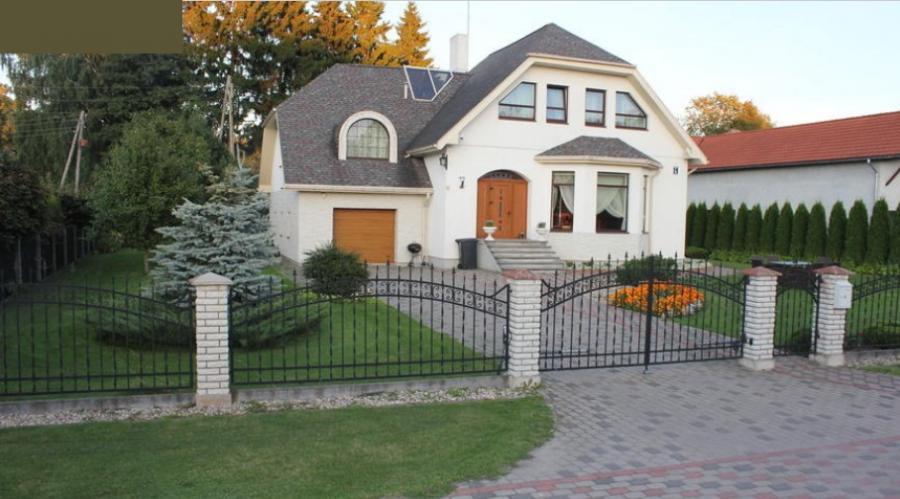 Предлагаем приобрести просторный и обустроенный частный дом