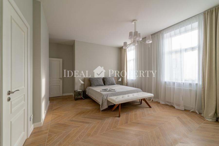 We offer to purchase a spacious and sophisticated 3 rooms apartment at Elizabetes street.