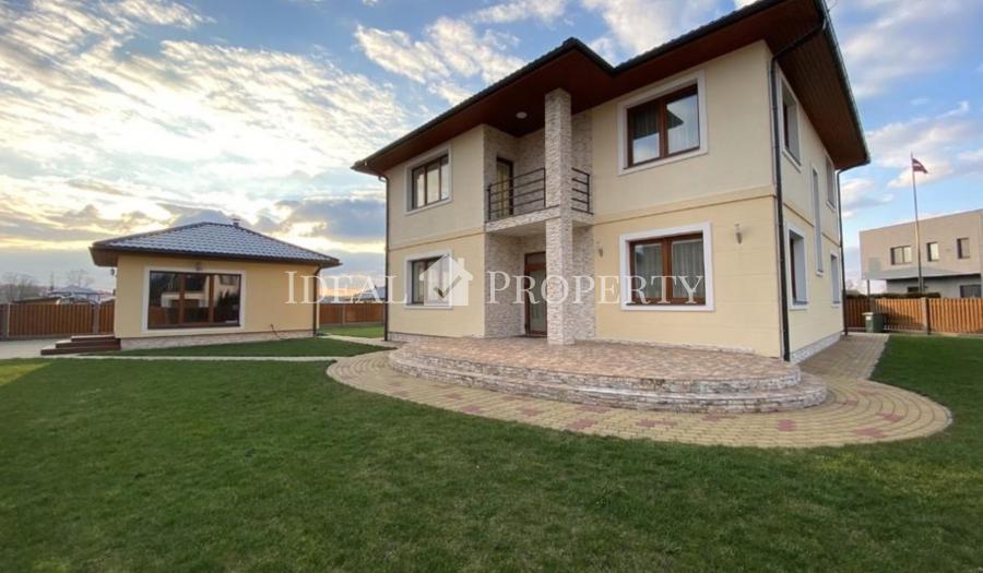 В тихом современном поселке, продается красивый и уютный дом+гостевой дом с баней.