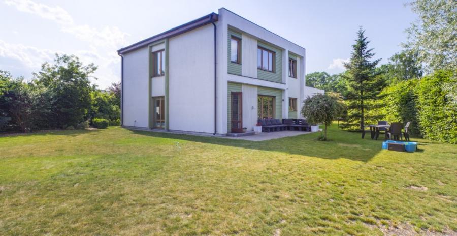 Мы предлагаем удобный семейный дом с большой зелёной зоной в Saliena. 