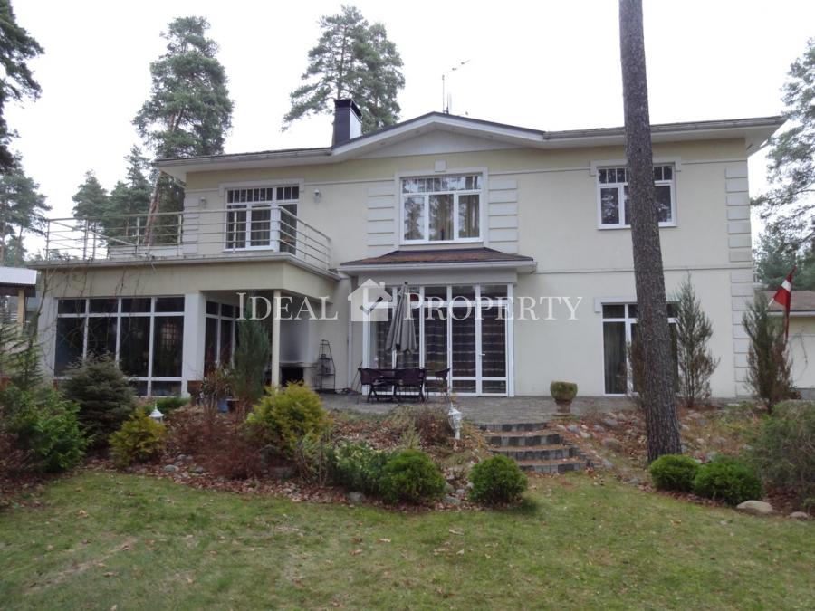 Piedāvājam iegādāties  privātmāju ar peldbaseinu.