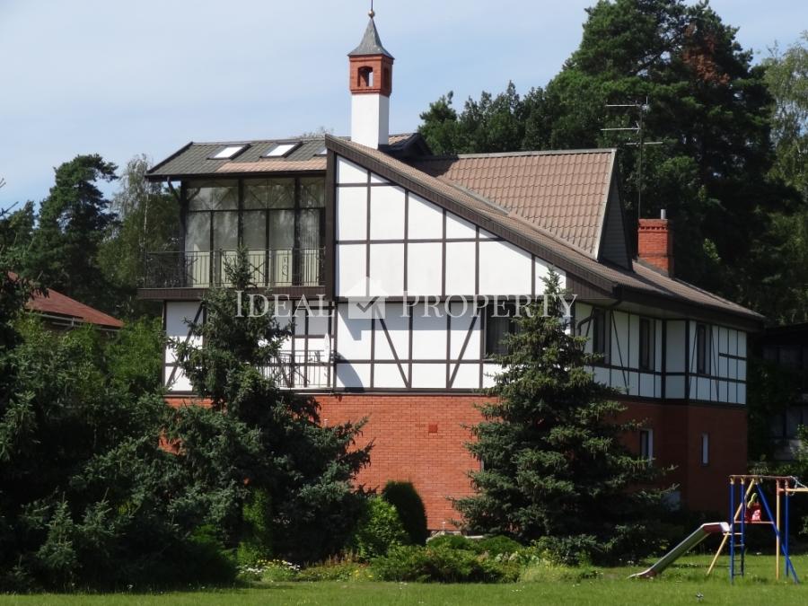  Pārdod 3-stāvu plašu māju Bergos.