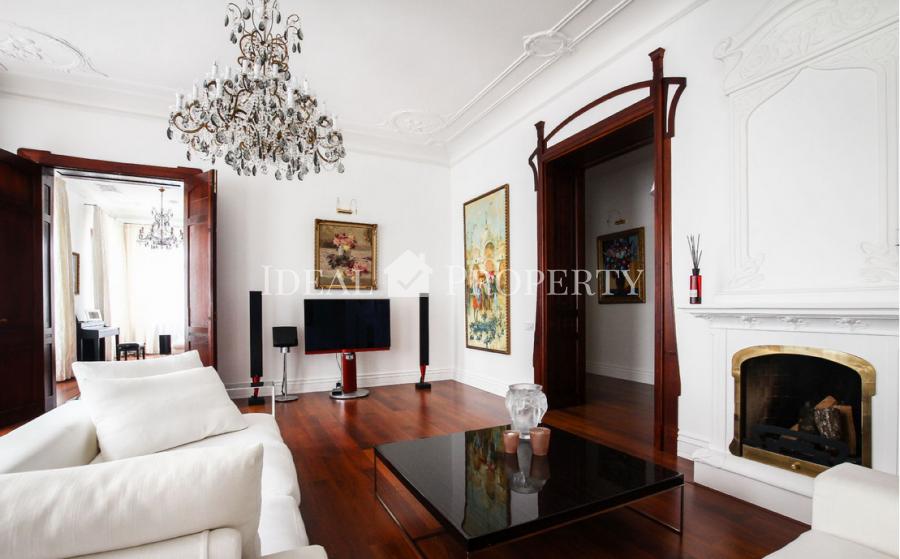 We offer for sale an elegant and exclusive apartment in the center of Riga at Brivibas street