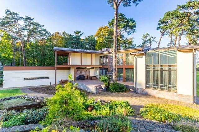 Вилла с видом на море в Юрмале на первой линии.