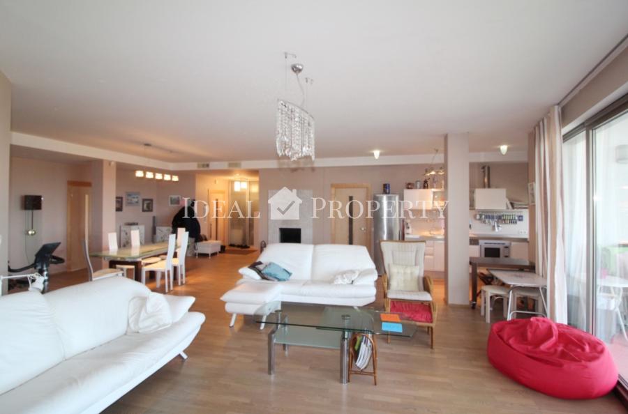 An exquisite apartment with the sea and dune views is available for rent.