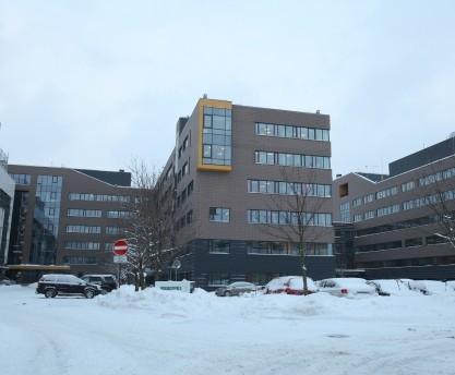 Moderns biroju ēka centrā