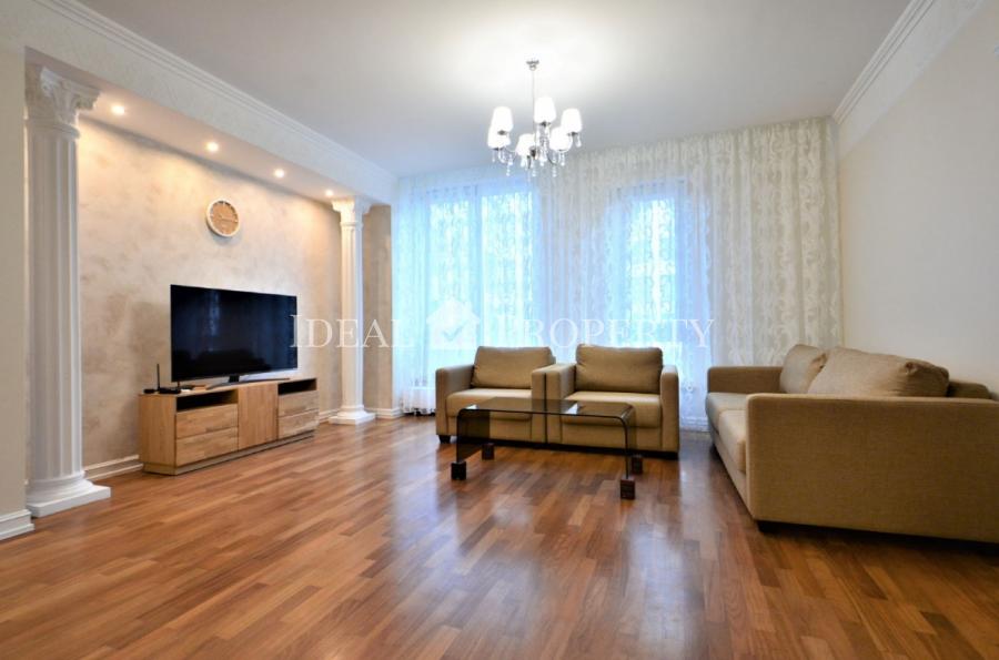 A superior three-bedroom apartment  is situated in the cozy quiet part of Quite Center.