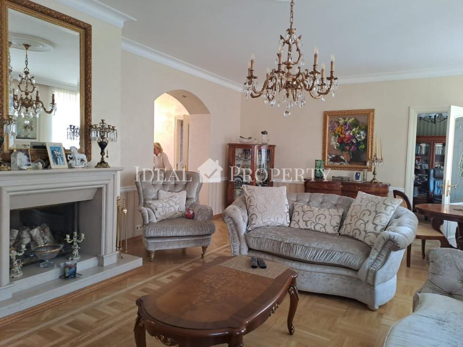 We offer far sale a 5-room apartment in a renovated house ar Gertrudes str.