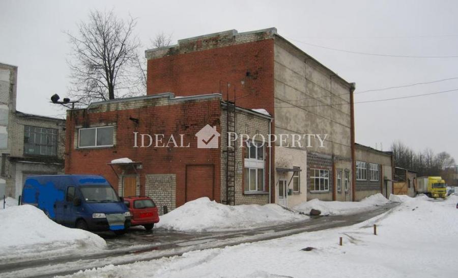 Продается участок земли со строениями в Риге