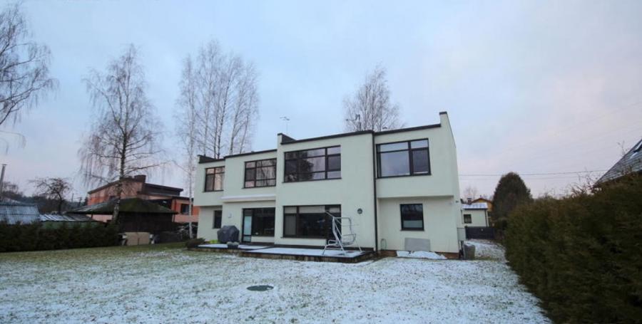 Jauna māja Berģos, privātmāju rajonā, klusā vietā.