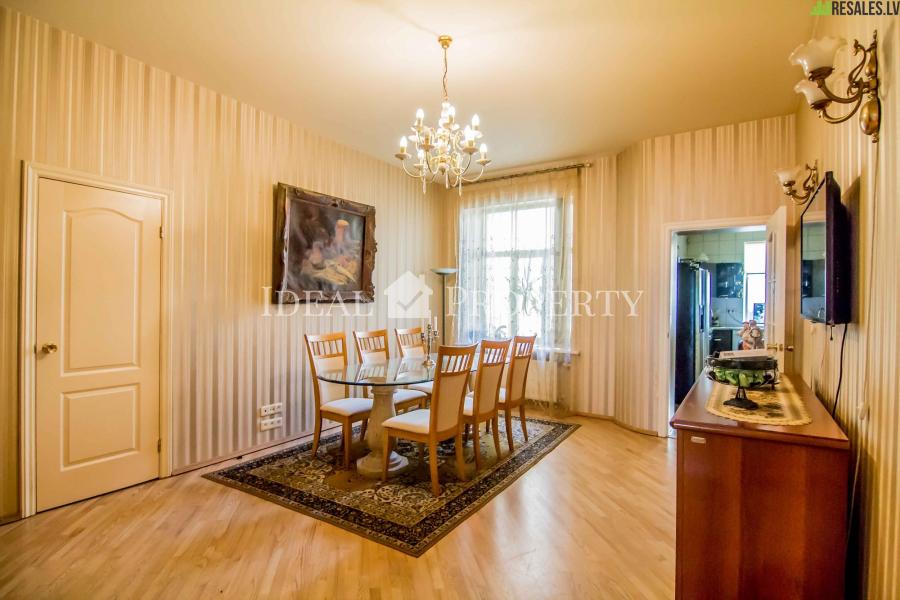 Three bedroom apartment in the city center at Brivibas str.