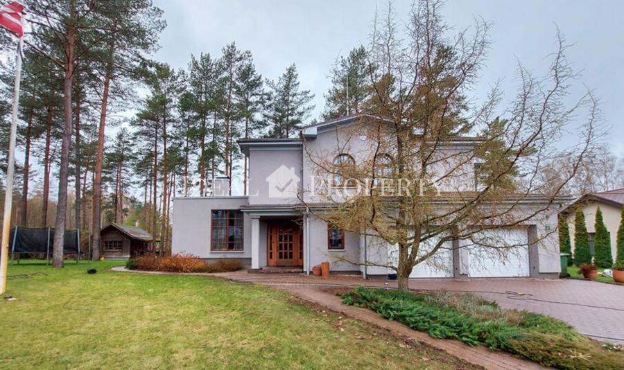 Pārdod klasiska stila privātmāju priežu ieskautā teritorijā, blakus ezeram ciematā Sunīši.