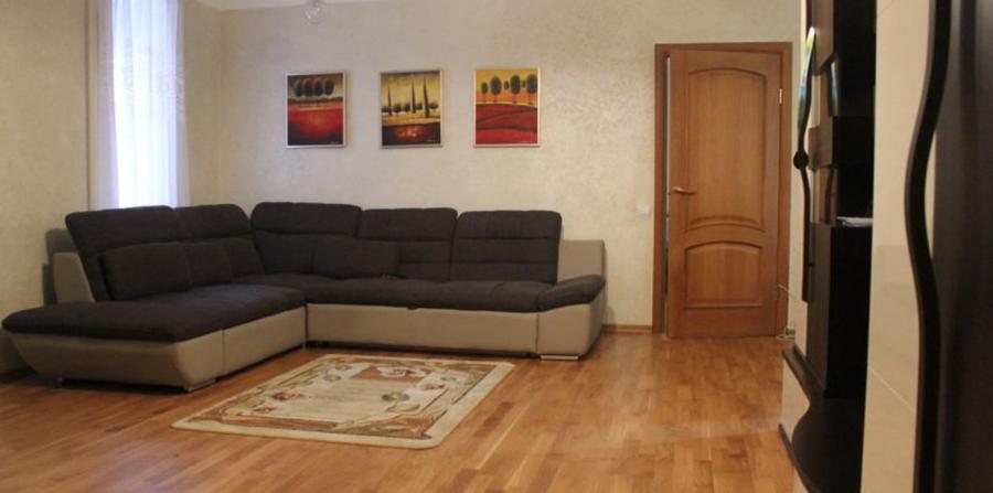 For rent 4 - room apartment in the center with 3 separate bedrooms.