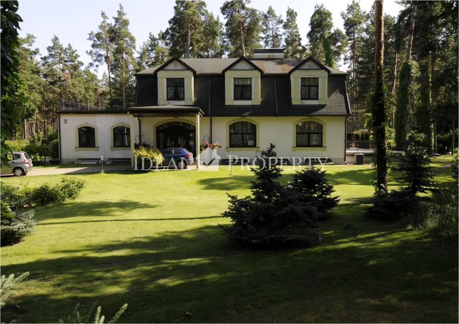 A spacious and luxurious mansion in Jurmala is offered for sale.