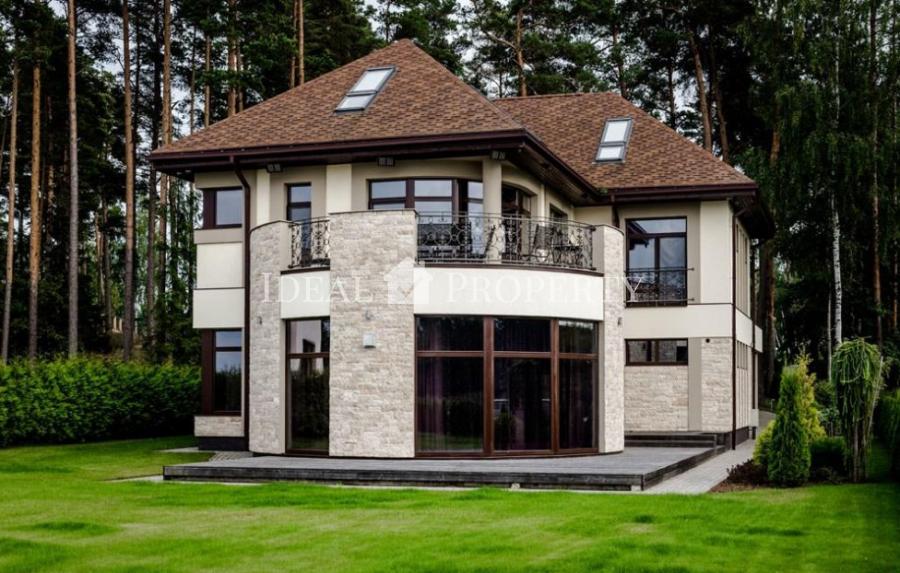 Ekskluzīva savrupmāja ezera krastā ar privāto pludmali. Ekskluzīva savrupmāja ezera krastā ar privāto pludmali.