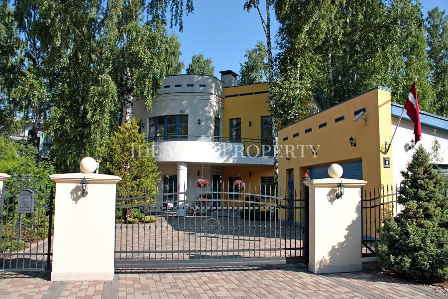 Piedāvājam nomai un pārdošanai privātmāju Zolitude.