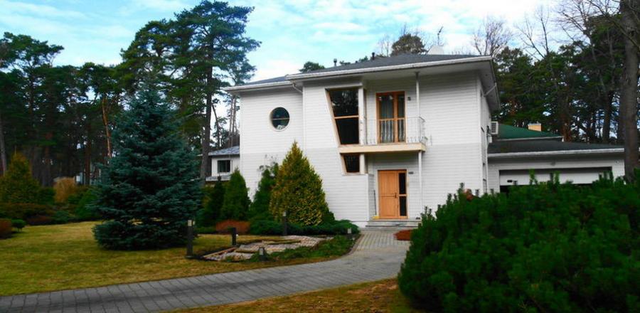 A beautiful two storey house for sale in Jurmala, Bulduru prospekts.