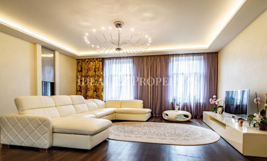 We offer for sale a spacious apartment in the embassy district, at the Rupniecibas str.