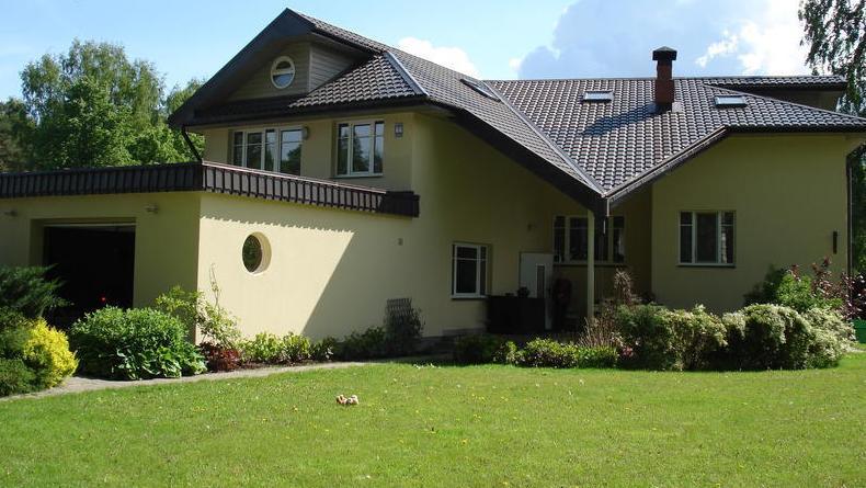 Pārdod skaistu, kvalitatīvi būvētu māju ar plašu, iekoptu pagalmu, 100m no jūras.